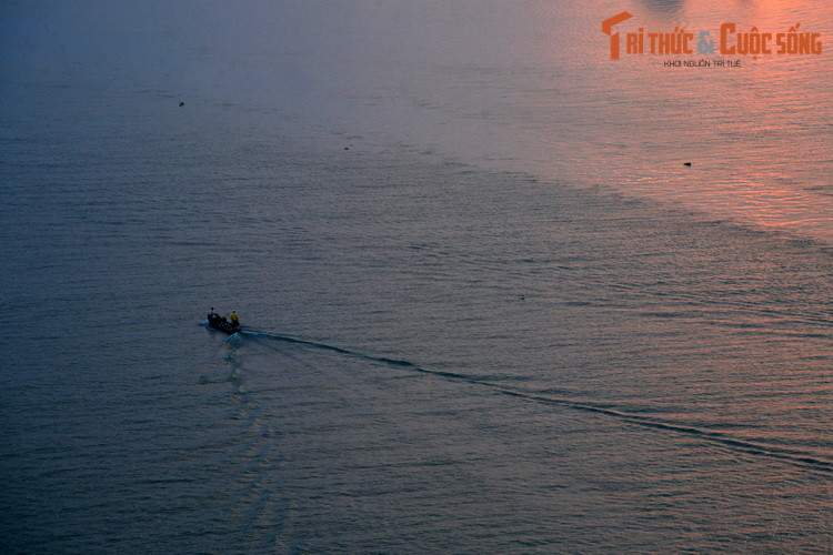 Trong tâm thức người Nam Bộ, sông Tiền cũng gắn với cảnh đẹp khiến lòng người xao xuyến, được khắc ghi vào những câu ca dao như “Chiều chiều ra ngắm Tiền Giang / Sông bao nhiêu nước, em thương chàng bấy nhiêu”; “Tiền Giang cảnh trí mĩ miều/ Ta thương ta nhớ ta liều ta đi”.