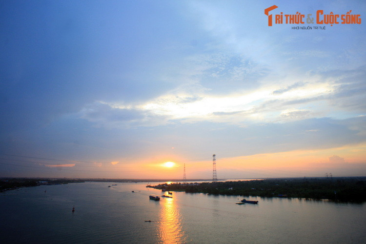 Chảy qua các tỉnh An Giang, Đồng Tháp, Tiền Giang, Vĩnh Long, Trà Vinh và Bến Tre, rồi đổ ra biển Đông, sông Tiền là một trong hai nhánh sông chính đã bồi đắp nên vùng đồng bằng Sông Cửu Long trù phú của mảnh đất hình chữ S.