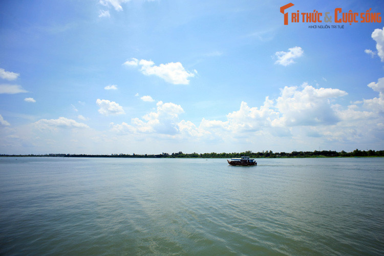 Theo đo đạc, sông Tiền có tổng chiều dài hơn 234 km. Tại nơi giáp ranh giữa hai tỉnh Vĩnh Long và Tiền Giang, dòng sông này được tách làm ba nhánh lớn: sông Cổ Chiên, sông Hàm Luông và sông Mỹ Tho.