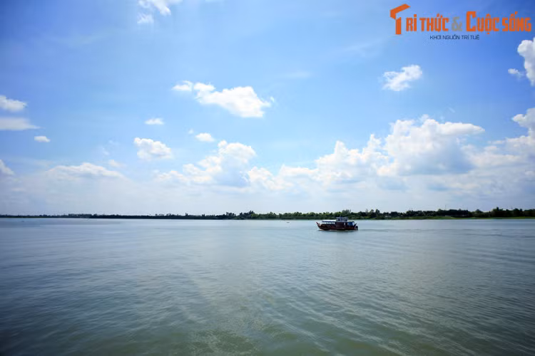 Theo đo đạc, sông Tiền có tổng chiều dài hơn 234 km. Tại nơi giáp ranh giữa hai tỉnh Vĩnh Long và Tiền Giang, dòng sông này được tách làm ba nhánh lớn: sông Cổ Chiên, sông Hàm Luông và sông Mỹ Tho.