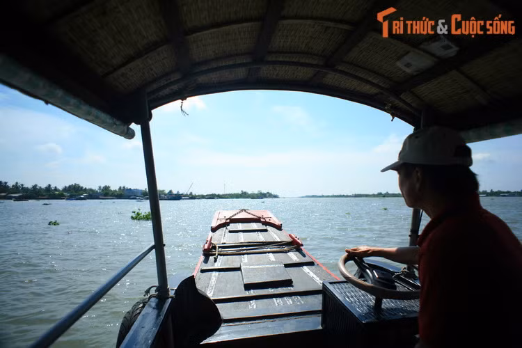 Bên cạnh những khung cảnh thơ mộng và vai trò thiết yếu với cuộc sống của cư dân địa phương, sông Tiền còn là nơi ghi dấu chiến công hiển hách trong sự nghiệp bảo vệ tổ quốc của dân tộc Việt Nam.