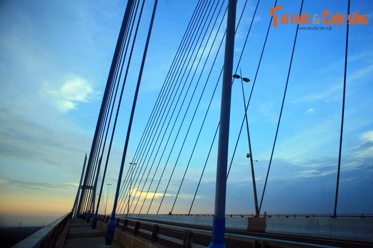 Cùng sự phát triển kinh tế - xã hội của khu vực, điện mạo của sống Tiền cũng có những sự đổi thay theo thời gian. Các đô thị bên sông ngày càng trở nên sầm uất, và nhiều cây cầu bắc qua sông đã được xây dựng, giúp việc đi lại của người dân thuận tiện hơn.