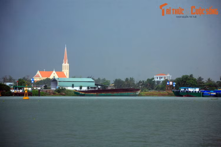 Trong nhiều thế kỷ qua, cuộc sống của hàng triệu gia đình ở đồng bằng sông Cửu Long đã gắn liền với sông Tiền. Đây chính là nguồn nước đã góp phần vun đắp cho lịch sử hình thành và phát triển của mảnh đất Nam Bộ.