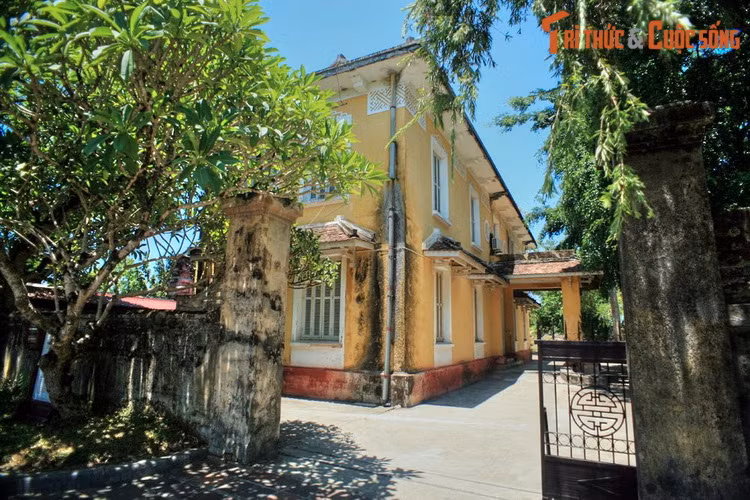 1. Trong quần thể kiến trúc của Tử Cấm Thành ở Hoàng thành Huế, có một dinh thự hai tầng được xây dựng theo kiến trúc hiện đại nằm ở hướng Bắc. Công trình này là lầu Ngự Tiền Văn Phòng, tòa nhà được xây dựng muộn nhất trong Tử Cấm Thành.