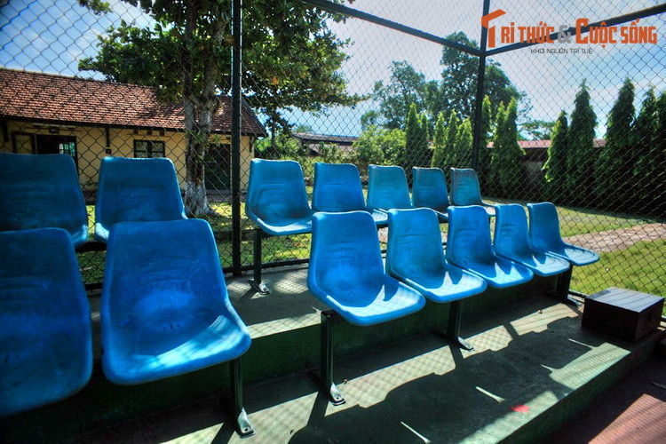 Không chỉ tham quan, du khách đến Hoàng thành Huế còn có thể tham gia các ván đấu trên sân tennis "đẳng cấp đế vương" này.