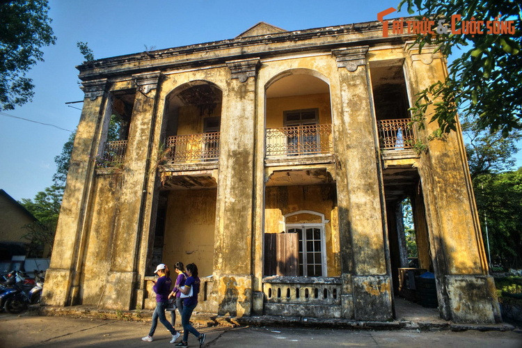 Ban đầu phủ Nội vụ mang kiến trúc cung đình truyền thống, đến đầu thế kỷ 20 thì được xây dựng lại theo kiến trúc châu Âu bề thế. Đến năm 1936, tòa nhà thay đổi công năng, được dùng làm trụ sở của tuần binh, đơn vị bảo vệ Hoàng thành Huế.