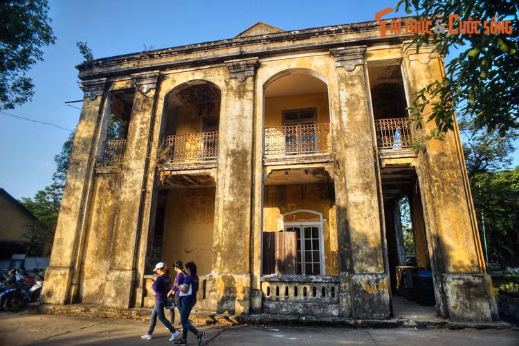 Ban đầu phủ Nội vụ mang kiến trúc cung đình truyền thống, đến đầu thế kỷ 20 thì được xây dựng lại theo kiến trúc châu Âu bề thế. Đến năm 1936, tòa nhà thay đổi công năng, được dùng làm trụ sở của tuần binh, đơn vị bảo vệ Hoàng thành Huế.