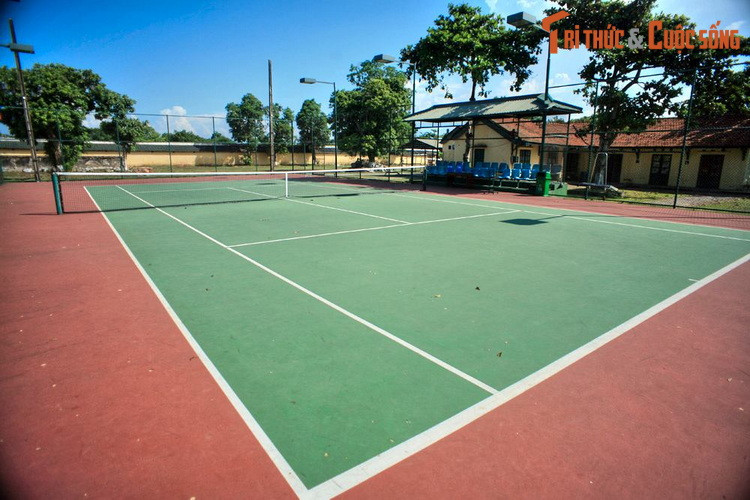 Chủ nhân của sân tennis này chính là Bảo Đại – ông vua nổi tiếng với lối sống Âu hóa của nhà Nguyễn. Tại Huế, vua Bảo Đại đã cho xây dựng ba sân tennis ở các địa điểm khác nhau, trong đó sân tennis ở Tử Cấm Thành được xây dựng năm 1933, nằm cạnh điện Kiến Trung.