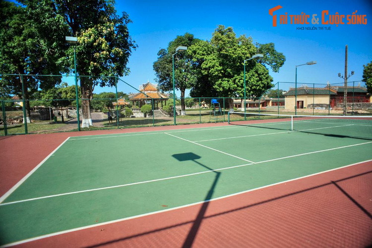 Dưới triều vua Bảo Đại, sân tennis này là nơi phục vụ hoạt động thể thao của hoàng gia và tiếp đón quan khách. Sau năm 1945, sân tennis bị bỏ hoang và xuống cấp dần. Đến năm 2007, công trình này được phục hồi để phục vụ du lịch.