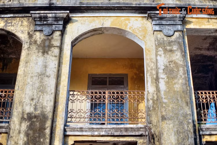 Từ năm 1957, khu vực Phủ Nội vụ trở thành trường cao đẳng Mỹ thuật Huế, đến năm 1996 là trường Đại học Nghệ thuật Huế. Sau một thời gian, Đại học Nghệ thuật Huế được di dời. Đến năm 2011, TT Bảo tồn di tích cố đô Huế đưa ra phương án biến khu Phủ Nội vụ thành khu dịch vụ du lịch.