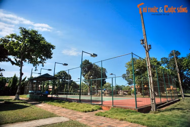 3. Khi khám phá khu vực Tử Cấm Thành của Hoàng thành Huế, nhiều người không khỏi giật mình khi thấy một sân tennis hiện đại “mọc lên” giữa khung cảnh cổ kính. Đây là một di tích có lịch sử khá đặc biệt của Hoàng thành Huế.