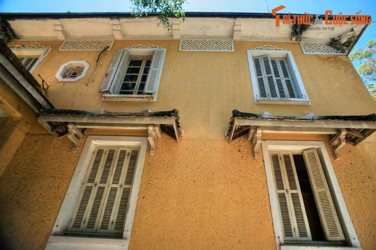 Tòa nhà được xây theo kiểu kiến trúc công sở thịnh hành vào thời điểm đó, đề cao công năng sử dụng hơn là tính mỹ thuật. Để công trình hài hòa hơn với không gian của Hoàng thành, các kiến trúc sư đã đưa vào các đường nét phương Đông như ô cửa hình bát giác, các hoạt tiết cung đình.