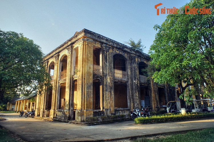 2. Một tòa nhà kiểu phương Tây khác của Hoàng thành Huế là Phủ Nội vụ, nằm gần cửa Hiển Nhơn. Công trình được xây dựng năm 1837 làm nơi chế tác và tàng trữ các bảo vật của triều đình như vàng ngọc châu báu, tơ lụa cùng các vật cống tiến.