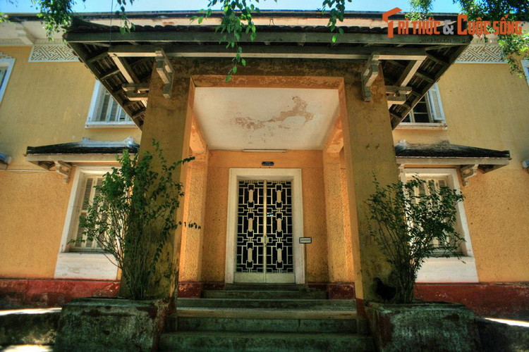 Lầu Ngự Tiền Văn Phòng được xây dựng vào khoảng năm 1932, thời điểm vua Bảo Đại về nước chấp chính sau thời gian du học tại Pháp. Đây là nơi làm việc của Ngự Tiền Văn Phòng, cơ quan thay thế cho Nội Các từ thời vua Minh Mạng.