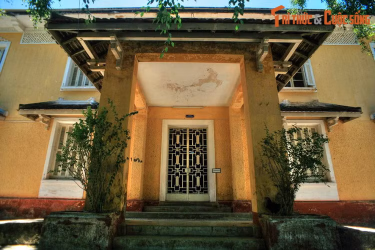 Lầu Ngự Tiền Văn Phòng được xây dựng vào khoảng năm 1932, thời điểm vua Bảo Đại về nước chấp chính sau thời gian du học tại Pháp. Đây là nơi làm việc của Ngự Tiền Văn Phòng, cơ quan thay thế cho Nội Các từ thời vua Minh Mạng.