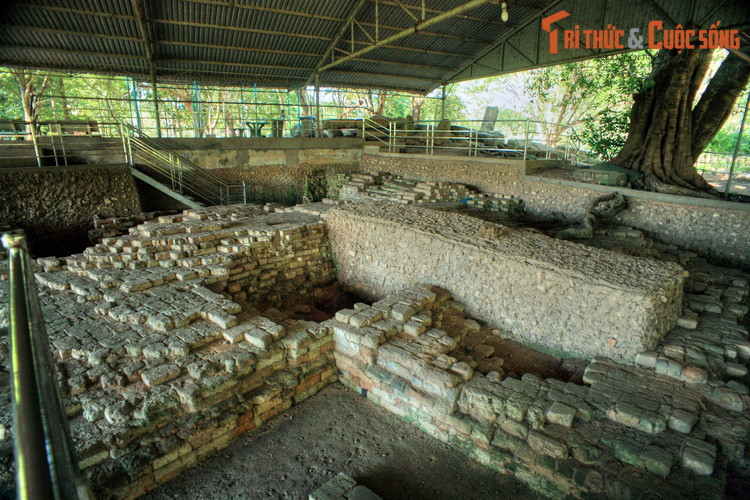 Theo đó, nhiều di tích kiến trúc đã được phát hiện ở các gò cao trong khu vực Gò Tháp như như Gò Minh Sư, Gò Tháp Mười... Theo thời gian, các di tích này chỉ còn lại phần nền móng, bị chôn vùi dưới một lớp đất dày.