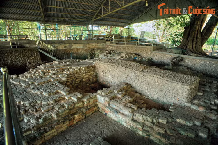 Theo đó, nhiều di tích kiến trúc đã được phát hiện ở các gò cao trong khu vực Gò Tháp như như Gò Minh Sư, Gò Tháp Mười... Theo thời gian, các di tích này chỉ còn lại phần nền móng, bị chôn vùi dưới một lớp đất dày.