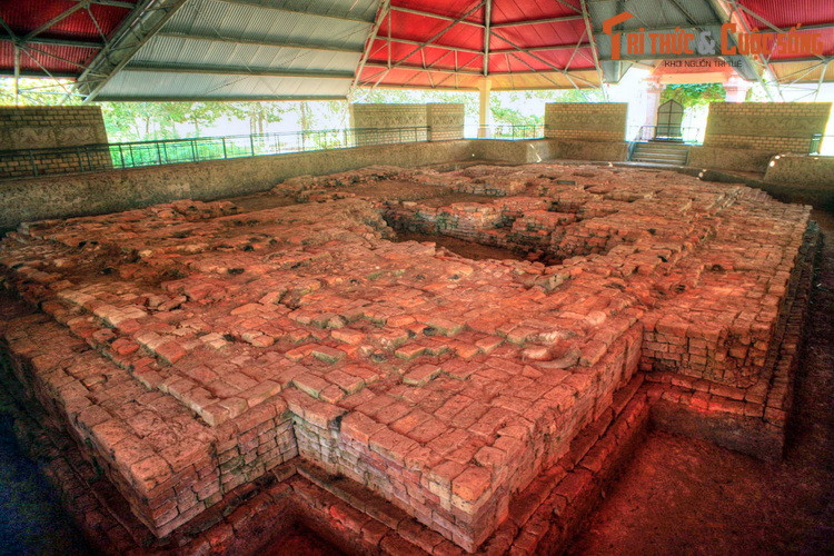 Ngoài di tích kiến trúc, Gò Tháp còn có các di tích cư trú với các di vật như bếp lửa, những mảnh nồi, thanh củi cháy dở, cọc nhà sàn… và di tích mộ táng được phát hiện ở các gò cát.