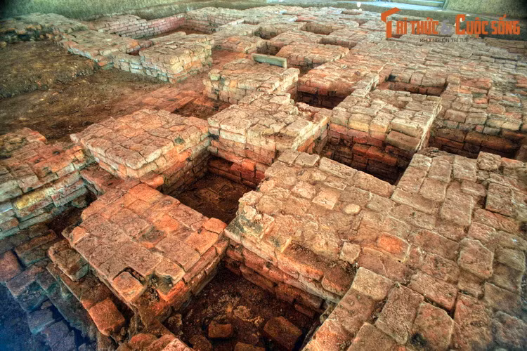 Yếu tố sắc tộc - ngôn ngữ của cư dân Phù Nam vẫn còn đang được tranh luận, chưa thể đưa ra được kết luận cụ thể từ các bằng chứng hiện có.