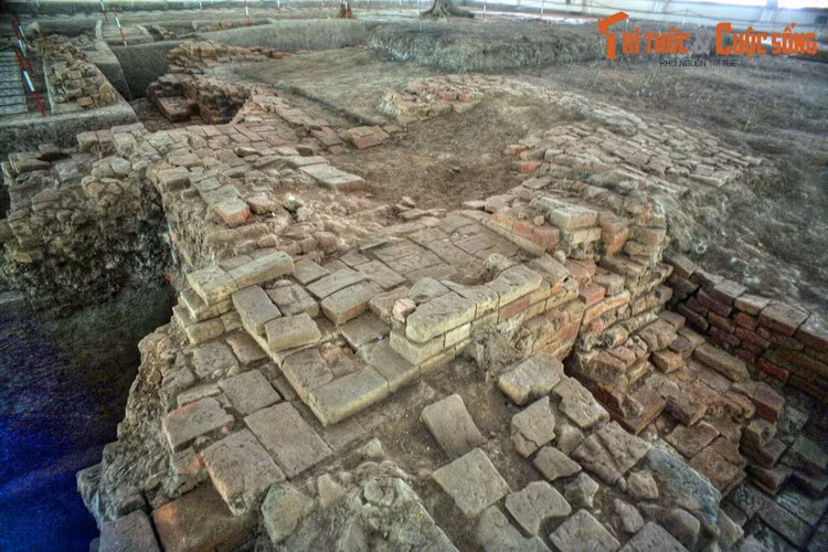 Nhiều hiện vật đã được tìm thấy trong các di tích cổ, chủ yếu là các tượng thần Visnu, Siva bằng đá sa thạch, cột đá có chốt, các phiến đá có chạm khắc hoa văn và minh văn...