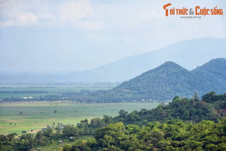 Tương truyền, đơn Hùng Tín đã lợi dụng võ biến hình, tổ chức cướp bóc, khiến cả vùng sông nước miền Tây kinh sợ. Quân Pháp đã phải dùng cả một đại đội, với súng ống hạng nặng để tiêu diệt tướng cướp này.