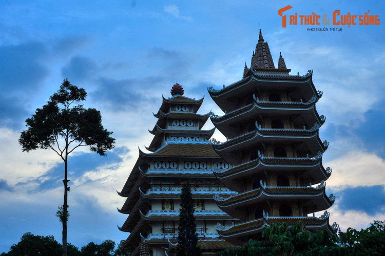 Một đạo sĩ đáng chú ý khác là Mười Chi. Dù biết phép biến hình, nhưng ông ít sử dụng môn đó mà thường dùng bùa Lỗ Ban và bùa Thủy Hỏa để làm việc tốt. Thi thoảng ông dùng bùa để trêu chọc người đời cho vui, hoặc trị những kẻ ác, kẻ xấu.