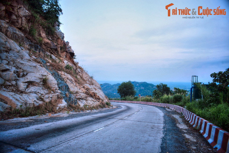 Chốn thâm sơn cùng cốc này là nơi các đạo sĩ tịnh tâm, chiêm nghiệm thế sự. Các vị ấy thường giỏi võ nghệ, biết nghề thuốc, thỉnh thoảng ra tay trừ bọn cướp, bọn cường hào ác bá, mãng xà, beo cọp… Đặc biệt, nhiều môn võ kỳ lạ được cho là đã ra đời ở vùng Bảy Núi.