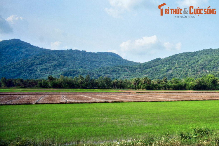 Nơi đây nổi tiếng là vùng đất thiêng, gắn với nhiều huyền thoại của vùng đất Nam Bộ. Rất nhiều câu chuyện kỳ bí về vùng Thất Sơn được dân gian truyền khẩu, trong đó chuyện về các đạo sĩ luôn có sức hấp dẫn đặc biệt.