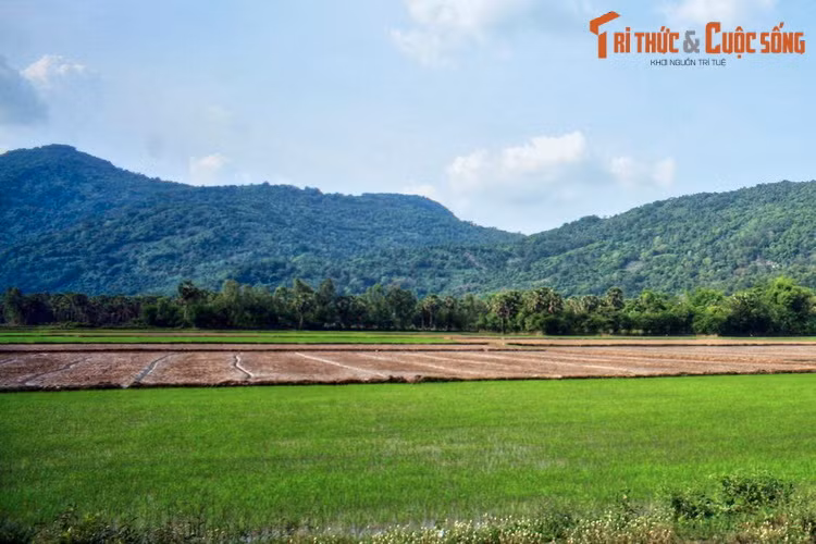 Nơi đây nổi tiếng là vùng đất thiêng, gắn với nhiều huyền thoại của vùng đất Nam Bộ. Rất nhiều câu chuyện kỳ bí về vùng Thất Sơn được dân gian truyền khẩu, trong đó chuyện về các đạo sĩ luôn có sức hấp dẫn đặc biệt.