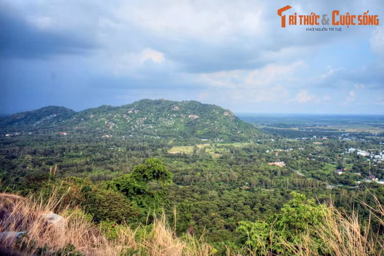 Môn võ nổi tiếng nhất là võ biến hình, gắn với tên tuổi đạo sĩ Đoàn Minh Huyên. Ông Huyên đã sáng tạo, truyền dạy môn võ này cho nhiều đệ tử. Khi thuần thục môn võ biến hình, võ sinh có thể biến hóa như thần, chớp mắt ở chỗ này, nhưng chớp mắt đã ở chỗ khác.