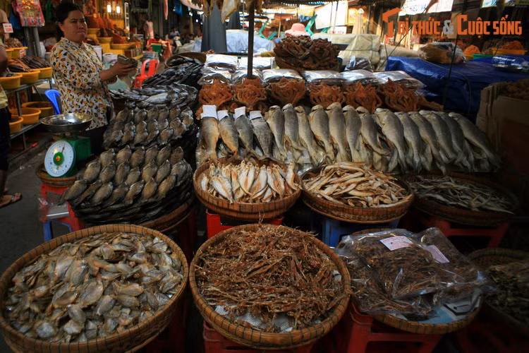 Các loại khô cá ở chợ Châu Đốc cực kỳ phong phú về chủng loại, dễ khiến khách phương xa hoa mắt vì không biết nên chọn loại nào.