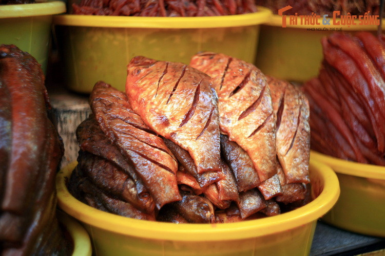 Khác với các loại nước mắm cốt ở miền biển, mắm cá An Giang là mắm cá nguyên cái, được làm từ các loài các nước ngọt được nuôi hoặc đánh bắt ở địa phương.