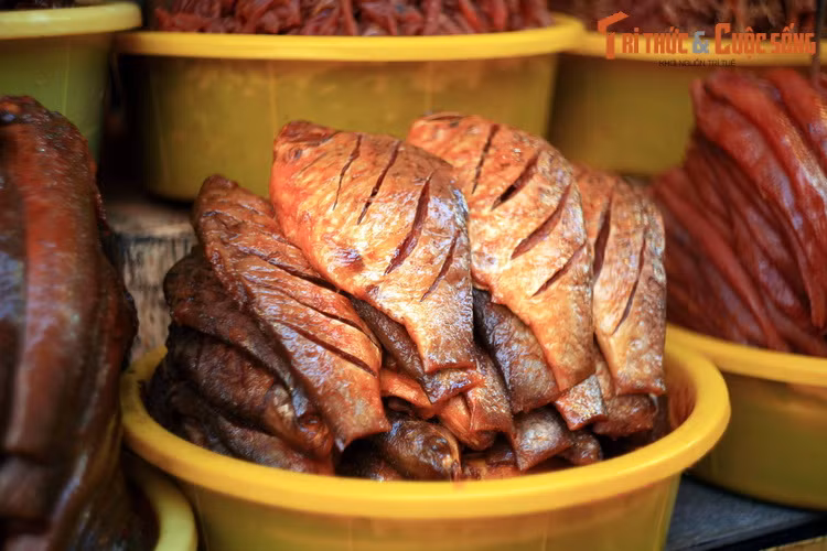 Khác với các loại nước mắm cốt ở miền biển, mắm cá An Giang là mắm cá nguyên cái, được làm từ các loài các nước ngọt được nuôi hoặc đánh bắt ở địa phương.