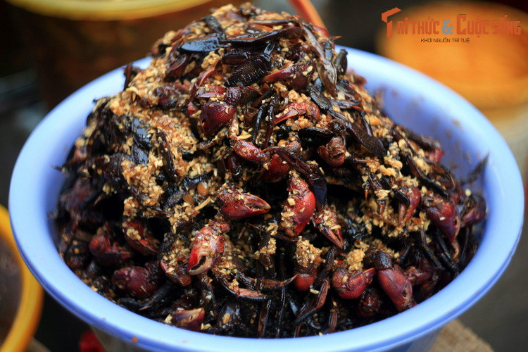 Bên cạnh hàng chục loại mắm cá, như mắm sặc, mắm linh, mắm lóc, mắm rô, mắm trèn, mắm chốt… còn có mắm ba khía, một loại cua bản địa miền Tây.