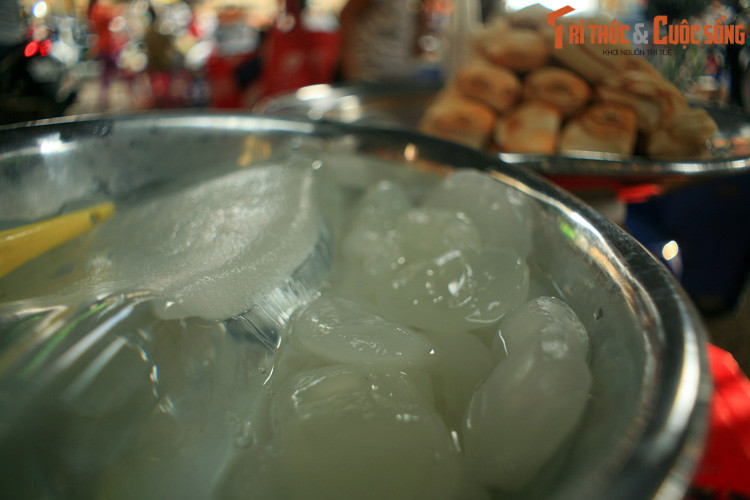 Thốt nốt tươi, các loại chè, bánh trái... đậm chất Nam Bộ cũng là món quà tuyệt vời dành cho những vị khách có tâm hồn khám phá ẩm thực ở chợ Châu Đốc.