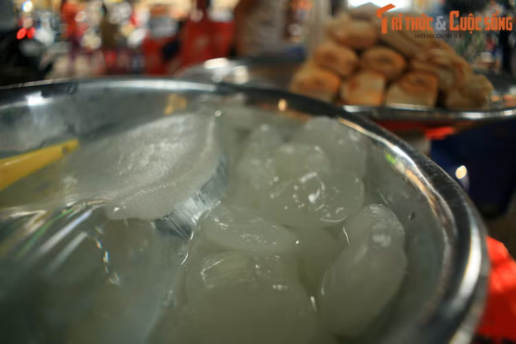 Thốt nốt tươi, các loại chè, bánh trái... đậm chất Nam Bộ cũng là món quà tuyệt vời dành cho những vị khách có tâm hồn khám phá ẩm thực ở chợ Châu Đốc.