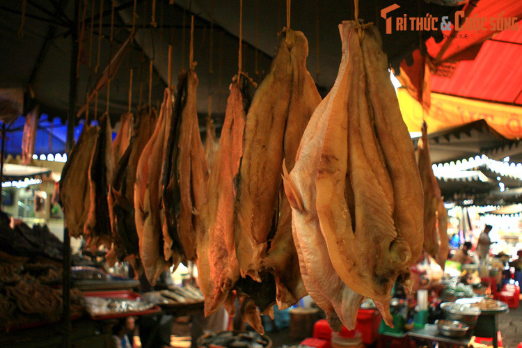 Loại khô nổi tiếng nhất ở chợ có lẽ là khô cá tra phồng. Đây là loại cá da trơn được nuôi ở những làng bè ngay ngã ba sông Hậu gần đó.