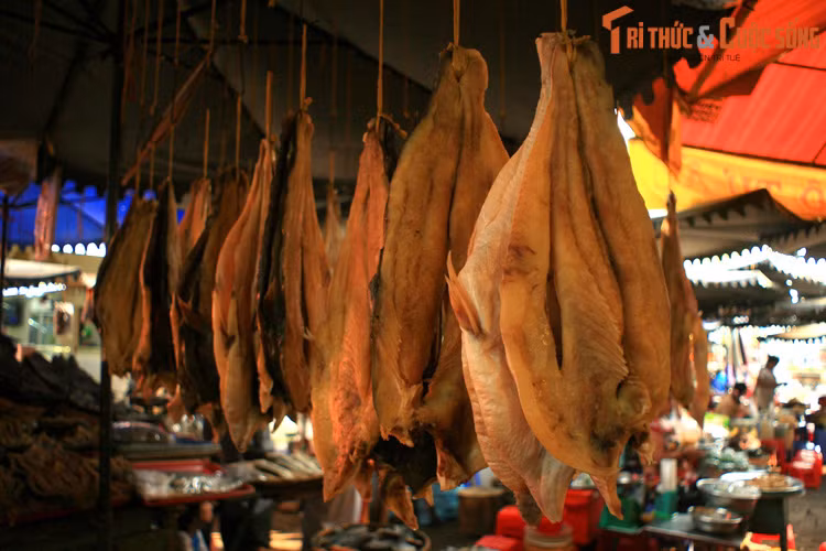 Loại khô nổi tiếng nhất ở chợ có lẽ là khô cá tra phồng. Đây là loại cá da trơn được nuôi ở những làng bè ngay ngã ba sông Hậu gần đó.