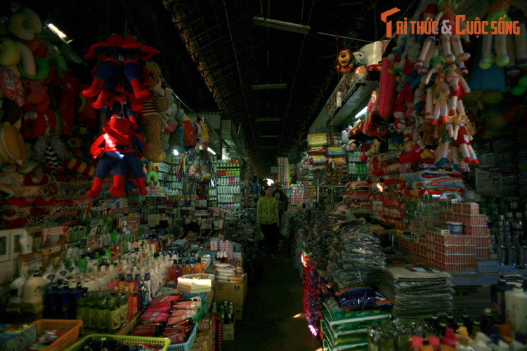 Cũng như nhiều khu chợ khác ở Việt Nam, chợ Châu Đốc bán đủ các loại loại hàng hóa, trong đó có nhiều mặt hàng mà nơi đâu cũng có như rau củ quả, thực phẩm tươi sống, quần áo, hàng gia dụng…