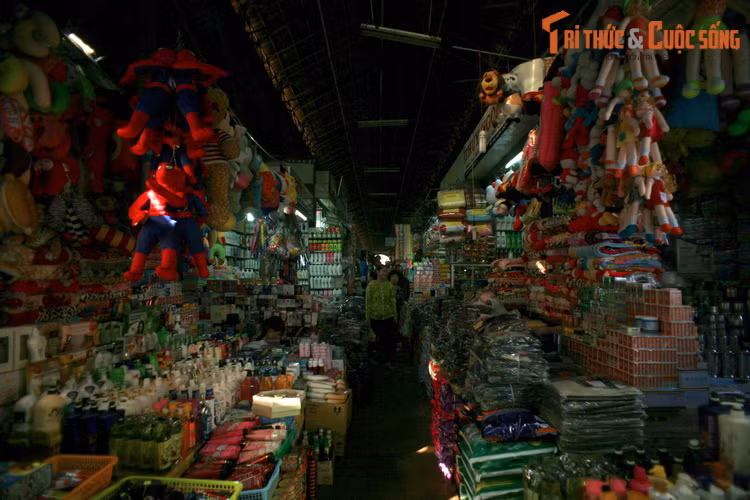 Cũng như nhiều khu chợ khác ở Việt Nam, chợ Châu Đốc bán đủ các loại loại hàng hóa, trong đó có nhiều mặt hàng mà nơi đâu cũng có như rau củ quả, thực phẩm tươi sống, quần áo, hàng gia dụng…