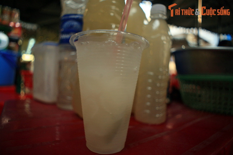 Sau khi khám phá các món khô cá, mắm cá dậy mùi của chợ Châu Đốc, du khách không nên bỏ lỡ dịp thưởng thức những li nước thốt nốt ngọt lịm, được chế từ cây thốt nốt tự nhiên, không hề sử dụng đường.