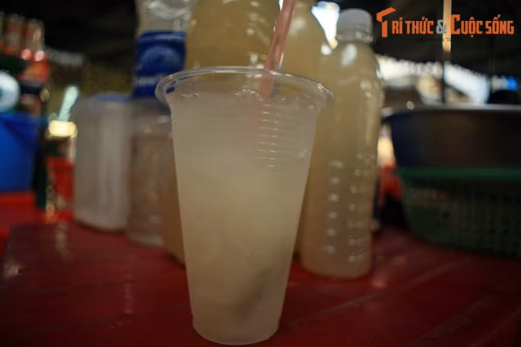 Sau khi khám phá các món khô cá, mắm cá dậy mùi của chợ Châu Đốc, du khách không nên bỏ lỡ dịp thưởng thức những li nước thốt nốt ngọt lịm, được chế từ cây thốt nốt tự nhiên, không hề sử dụng đường.