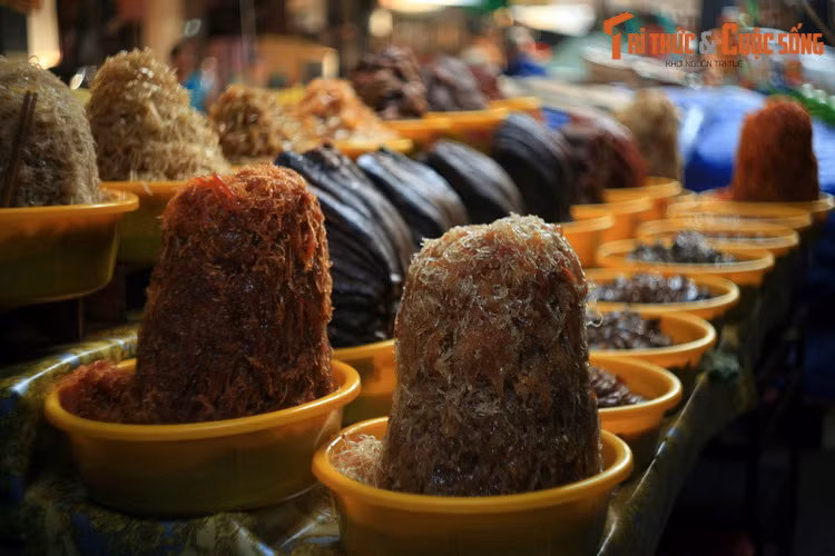 Một loại mắm cũng rất được ưa chuộng là mắm Thái, thường được bày thành đống cao như "núi". Đây là thịt mắm lóc loại ngon được lạng bỏ da bỏ xương xé nhỏ trộn với đu đủ xắt sợi và thịt ba rọi ram, thêm thính gạo, đường, ớt...