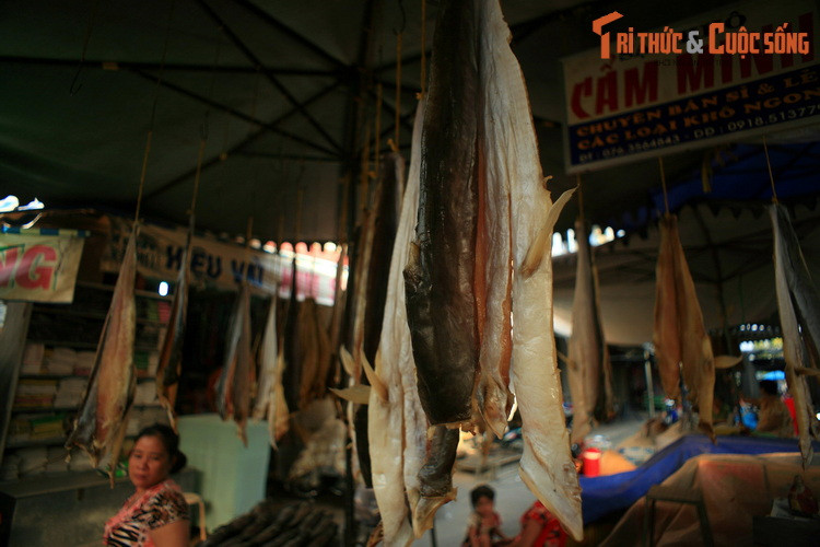 Loại khô cá này thường được treo lủng lẳng phía trên sạp, nom rất bắt mắt.