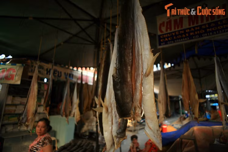Loại khô cá này thường được treo lủng lẳng phía trên sạp, nom rất bắt mắt.