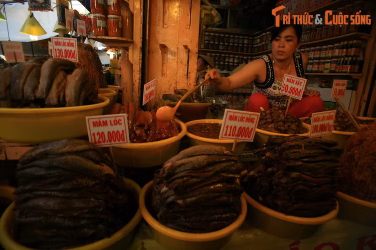 "Sốc" là vì khu vực này có mùi đặc trưng và rất nặng, tỏa ra từ vô số loại mắm cá được bày "lộ thiên" ở các quầy hàng.