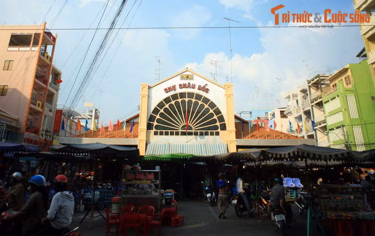 Tọa lạc ở đường Bạch Đằng, thành phố Châu Đốc, chợ Châu Đốc là một trong những điểm tham quan thú vị bậc nhất danh cho khách du lịch ở tỉnh An Giang