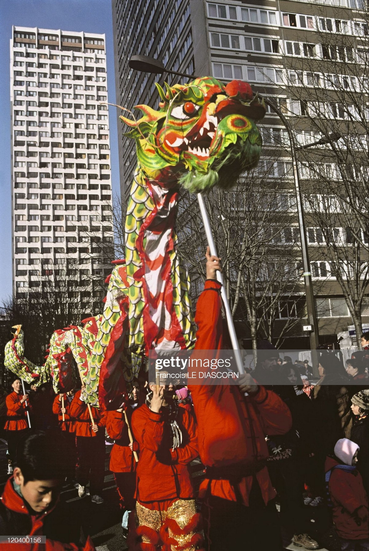 Người dân tụ họp xem rước rồng bên các tòa chung cư cao tầng.