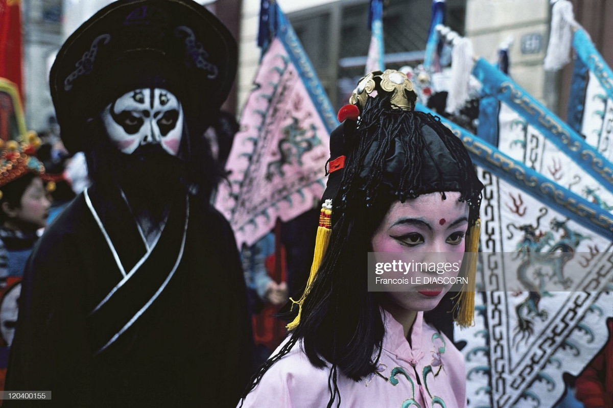 Hai nhân vật kinh kịch có diện mạo ấn tượng tham gia lễ hội.