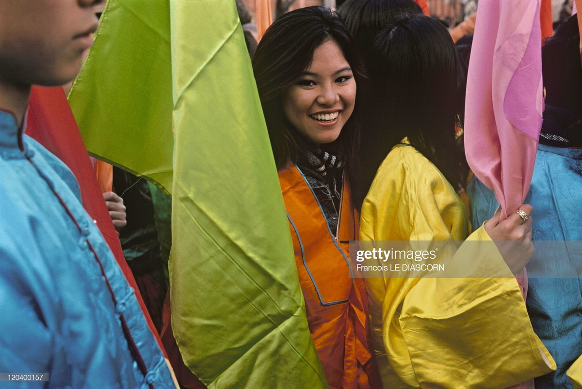 Một người phụ nữ hão hứng trước không khí lễ hội đậm chất Á Đông giữa lòng "kinh đô ánh sáng" châu Âu.